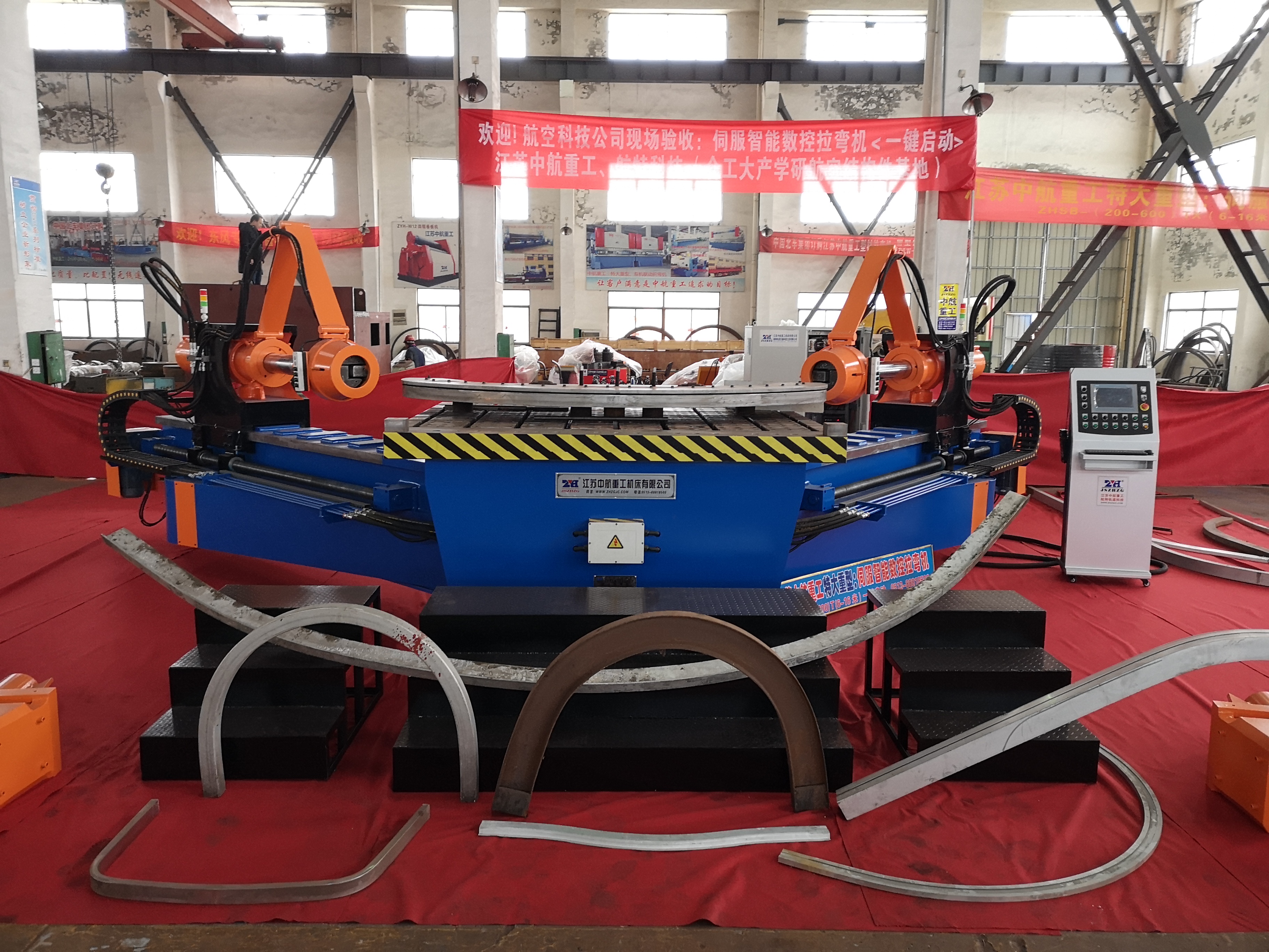 航空科技公司來我企業(yè)來驗(yàn)收大型拉彎機(jī)設(shè)備 航空科技公司來我企業(yè)來驗(yàn)收大型拉彎機(jī)設(shè)備